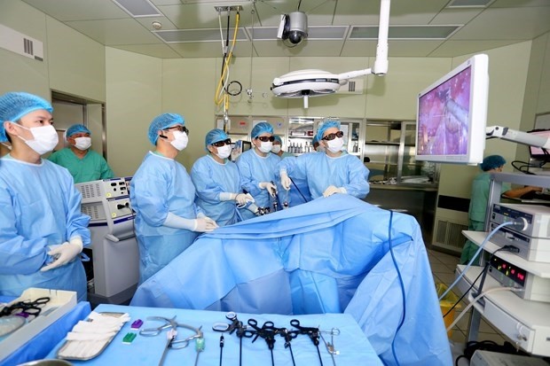 Lors d'une opération chirurgicale. Photo : Hôpital central de Huê.