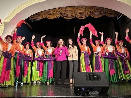 Des artistes participent à la danse sur le fond musical de Trông com. Photo : baoquocte.vn