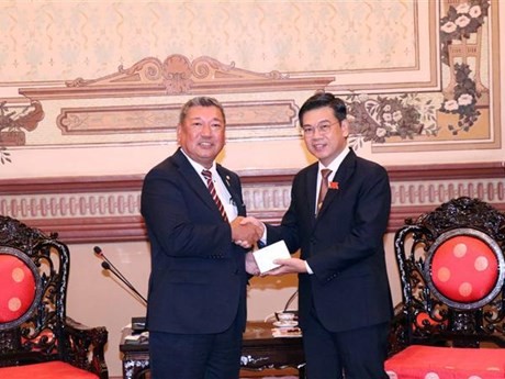 Le vice-président du Conseil populaire de Hô Chi Minh-Ville, Nguyên Van Dung (à droite), et le président de l'Association des Parlementaires d'Amitié d'Osaka, Wada Kenji. Photo : VNA.