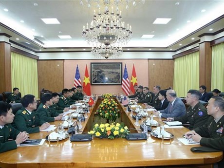 Lors des entretiens entre le général de corps d’armée Nguyên Van Nghia, chef d’État-major général adjoint de l’Armée populaire du Vietnam et le général Charles Flynn, commandant général de l’United States Indo-Pacific Command, à Hanoi, le 13 novembre. Photo : VNA.