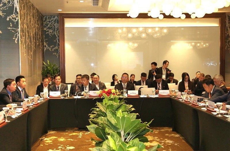 Des experts vietnamiens et chinois lors du débat. Photo: KTDT.