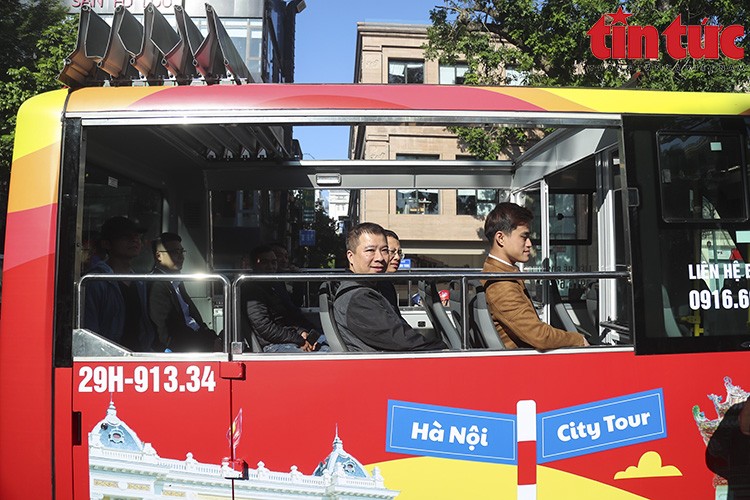 La ligne City Tour 03 ayant pour nom « Thang Long et ses sites pittoresques » utilise des minibus. Photo : VNA.