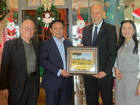 L'ambassadeur vietnamien au Brésil, Bùi Van Nghi (2e à gauche), offre un cadeau au secrétaire d'État brésilien Inácio Arruda. Photo : VNA.