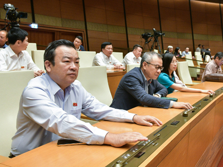 Les députés votent pour adopter l’ajustement du programme de la 6e session de l’Assemblée nationale. Photo : quandoinhandan.vn