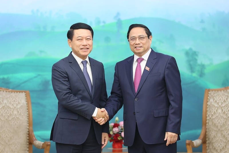 Le PM vietnamien Pham Minh Chinh (à droite) et le vice-PM et ministre laotien des Affaires étrangères Saleumxay Kommasith. Photo : VNA