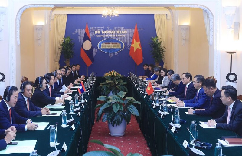 Lors de la 10e Consultation politique au niveau des ministres des Affaires étrangères Vietnam - Laos, le 22 novembre à Hanoi. Photo : VNA.