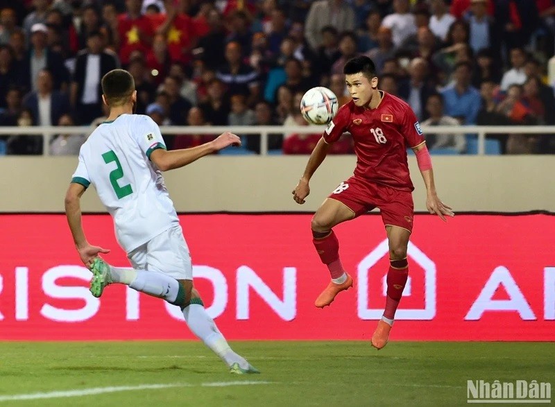 Lors du match entre le Vietnam et l'Irak, le 21 novembre à Hanoi. Photo : NDEL.