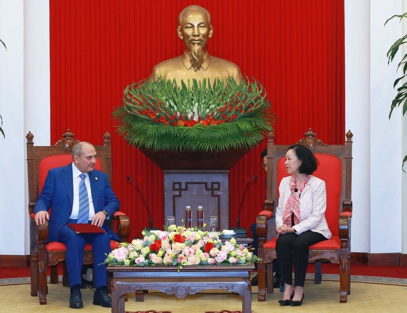 La permanente du Secrétariat du Parti communiste du Vietnam, Truong Thi Mai (à droite), et le vice-président du Parti du nouvel Azerbaïdjan au pouvoir, Tahir Budagov, le 22 novembre à Hanoi. Photo : VNA.
