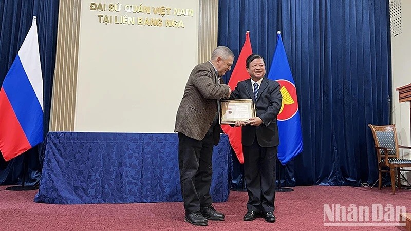 Le président de l'Union vietnamienne des associations des arts et des lettres, Dô Hông Quân (à droite), et le professeur agrégé, Dr Anatoly Sokolov de l'Institut d'études orientales. Photo : NDEL.