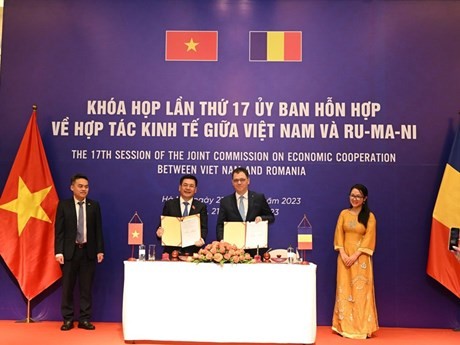 Les deux ministres signent le procès-verbal de la 17e réunion du Comité mixte sur la coopération économique entre le Vietnam et la Roumanie. Photo : BCT.