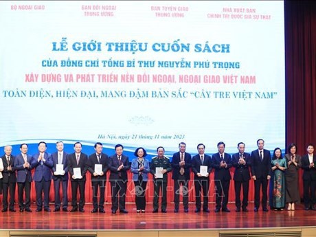 Lors de la cérémonie de présentation du livre du Secrétaire général du PCV, Nguyên Phu Trong. Photo : VNA.
