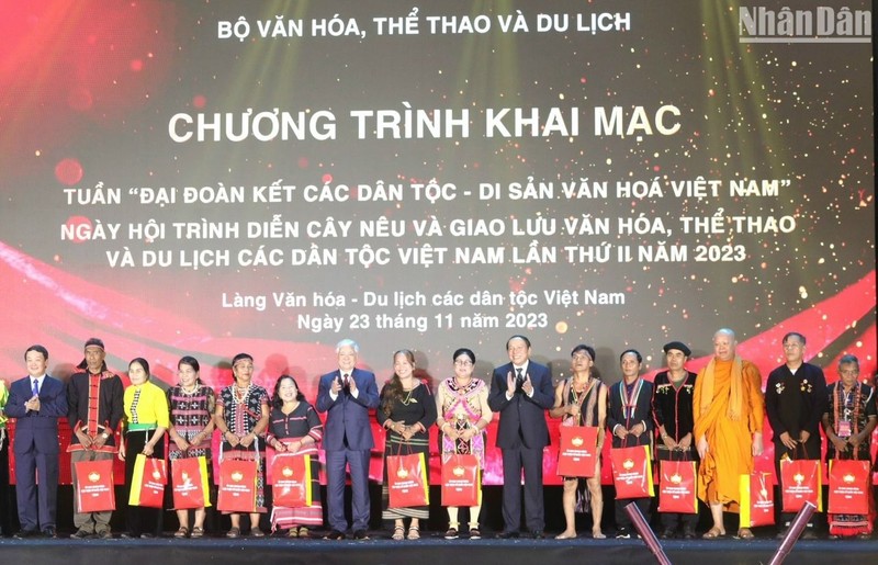 Cérémonie d'ouverture de la Semaine de « Grande solidarité des ethnies — Patrimoine culturel du Vietnam 2023 », le 23 novembre en banlieue de Hanoi. Photo: NDEL. 