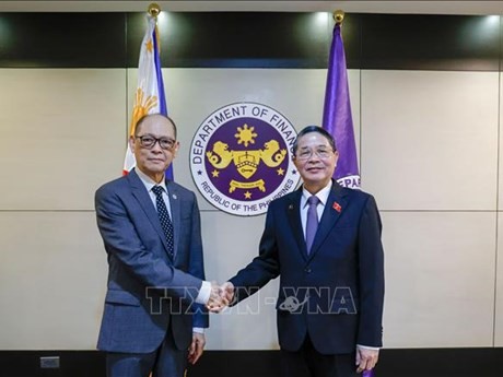 Le vice-président de l'Assemblée nationale Nguyên Duc Hai (à droite) et le ministre philippin des Finances Benjamin Diokno. Photo : VNA.