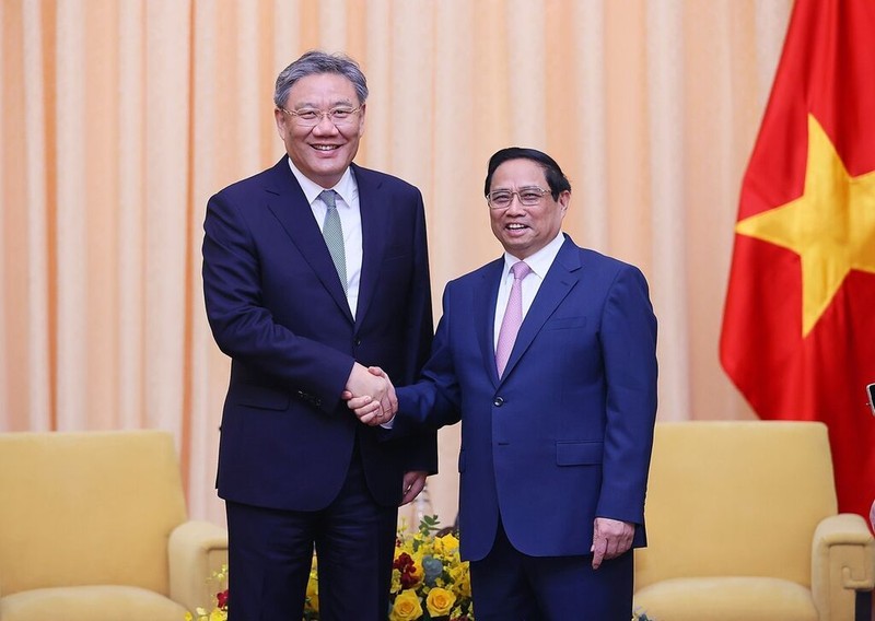 Le PM vietnamien, Pham Minh Chinh (à droite) et le ministre chinois du Commerce, Wang Wentao, le 25 novembre à Hô Chi Minh-Ville. Photo : VNA.