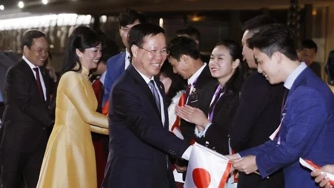 Des Vietnamiens au Japon accueillent le Président Vo Van Thuong et son épouse à l'aéroport de Haneda à Tokyo. Photo : VNA.