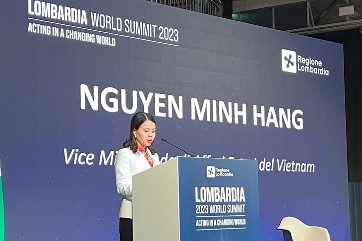 La vice-ministre des Affaires étrangères Nguyên Minh Hang lors du Sommet mondial de Lombardie 2023. Photo : baoquocte.vn