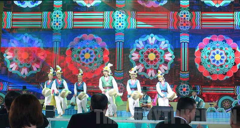 Un numéro artistique lors de la cérémonie d'ouverture du Festival culturel et touristique Hô Chi Minh-Ville - Gyeongsangbuk-do, le 27 novembre. Photo: hcmcpv.org.vn.