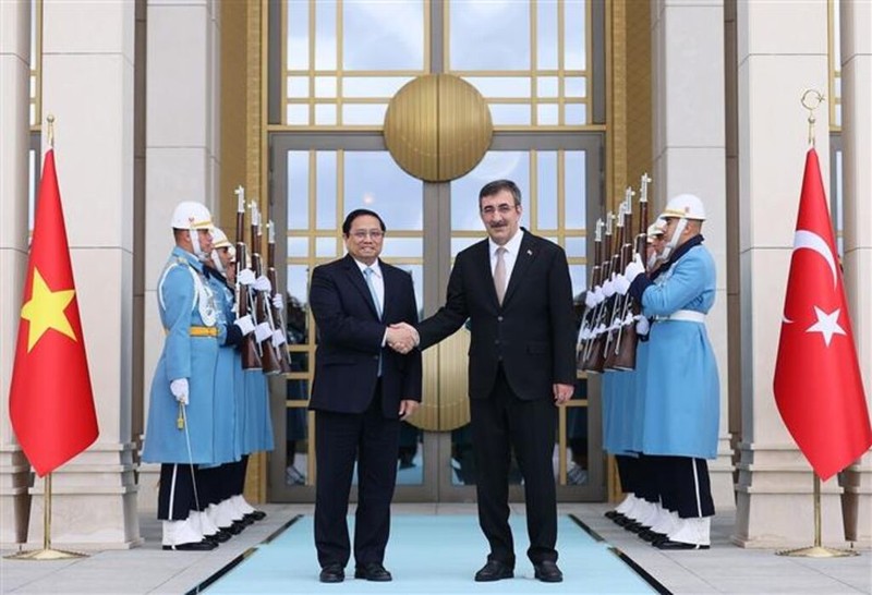 Le PM vietnamien Pham Minh Chinh (à gauche) et le Vice-Président de la République turque, Cevdet Yilmaz, le 29 novembre à Ankara. Photo : VNA.