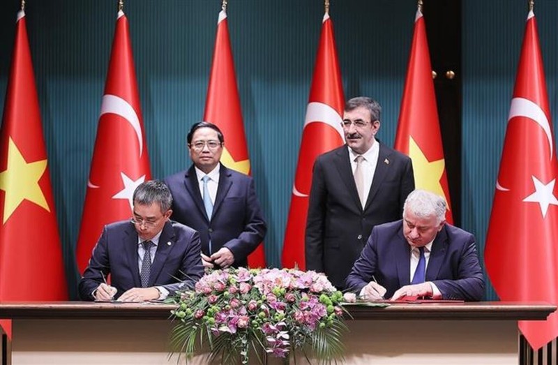Le PM vietnamien, Pham Minh Chinh (debout, à gauche) et le Vice-Président turc, Cevdet Yilmaz (debout, à droite)) assistent à la cérémonie de signature de la lettre d'intention sur la coopération entre Vietnam Airlines et Turkish Airlines. Photo : VNA.
