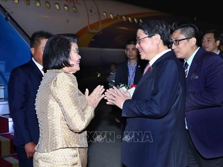 Le Vice-Président de l'AN vietnamienne, Nguyen Duc Hai (à droite), accueille la Présidente de l'AN cambodgienne, Samdech Khuon Sudary, le 30 novembre à Hanoi. Photo: VNA.