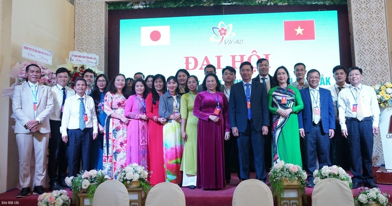 Le nouveau comité exécutif de l’Association d’Amitié Vietnam - Japon de la province de Dak Lak pour le mandat 2023-2028. Photo : thoidai.com.vn