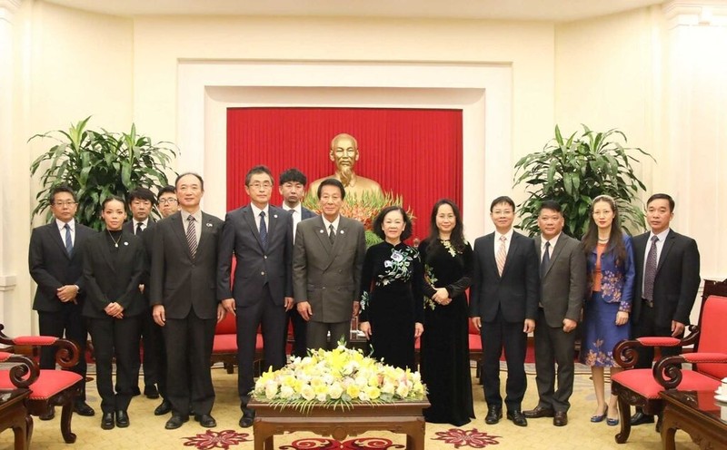 Truong Thi Mai (6e à droite), présidente du groupe d’amitié parlementaire Vietnam - Japon, a reçu le 30 novembre à Hanoï l'ancien ambassadeur spécial Vietnam - Japon, Sugi Ryotaro (7e à droite). Photo: VNA.