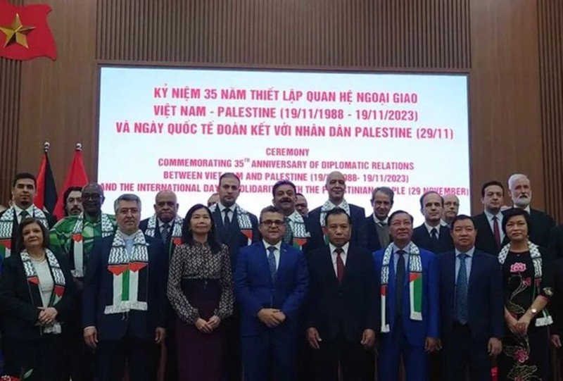 Des délégués lors d'une rencontre pour marquer le 35e anniversaire de l'établissement de relations diplomatiques entre le Vietnam et la Palestine, le 29 novembre à Hanoi. Photo : VNA.