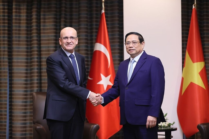 Le PM vietnamien Pham Minh Chinh (à droite) et le ministre turc du Trésor et des Finances, Mehmet Simsek. Photo: VNA.