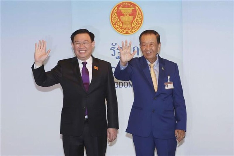 Le Président de l’AN du Vietnam, Vuong Dinh Huê (à gauche) et son homologue thaïlandais, Wan Muhamad Noor Matha, le 7 décembre à Bangkok. Photo : VNA.