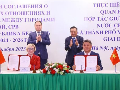 Cérémonie de signature du programme de coopération pour la mise en œuvre de l'accord d'amitié et de coopération entre Hanoï et Minsk pour la période 2024 - 2026, le 7 décembre à Hanoi. Photo : VNA.