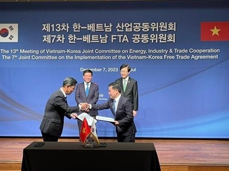 Signature de documents de coopération entre des organes et entreprises vietnamiens et sud-coréens. Photo : VNA.