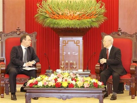 Le Secrétaire général du PCV, Nguyên Phu Trong (à droite) et le PM biélorusse, Roman Golovchenko. Photo : VNA.