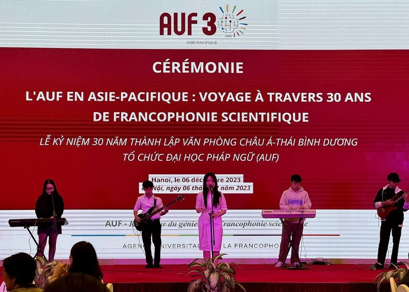 Une performance artistique interprétée par des étudiants francophones lors de la cérémonie des 30 ans de présence de l'AUF en Asie-Pacifique, tenue le 6 décembre à Hanoï. Photo: CVN.