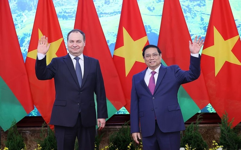 Le PM vietnamien, Pham Minh Chinh (à droite) et son homologue biélorusse, Roman Golovchenko, le 8 décembre à Hanoi. Photo : VNA.