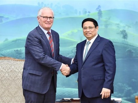 Le PM Pham Minh Chinh (à droite) serre la main du président de l’Association américaine de l’industrie des semi-conducteurs (SIA) John Neffeur. Photo : VNA.