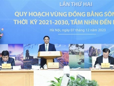 Le PM vietnamien, Pham Minh Chinh (au milieu), président du Conseil de Coordination de la région du delta du fleuve Rouge, lors de la conférence, le 7 décembre à Hanoi. Photo : VNA.