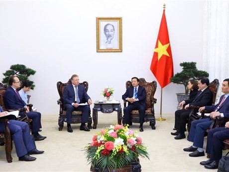 Le Vice-PM vietnamien, Trân Hông Hà (à droite, au centre) et le directeur général du groupe gazo-pétrolier russe Zarubezhneft, Sergey Kudryashov, le 7 décembre à Hanoi. Photo : VNA.