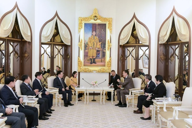 Lors de l'entrevue entre le Président de l’AN vietnamienne, Vuong Dinh Huê, et le PM thailandais, Srettha Thavisin, le 8 décembre à Bangkok. Photo : VOV.