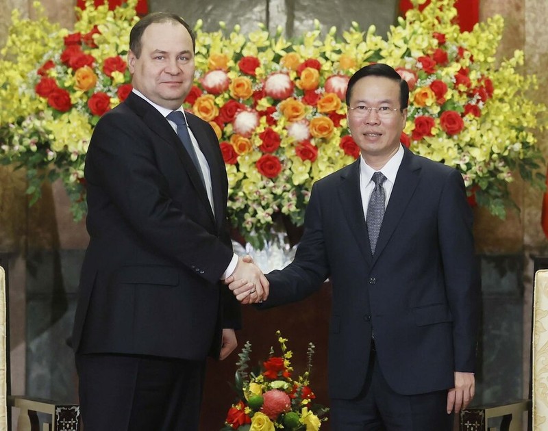 Le Président vietnamien, Vo Van Thuong (à droite) et le PM biélorusse, Roman Golovchenko, le 8 décembre à Hanoi. Photo : VNA.