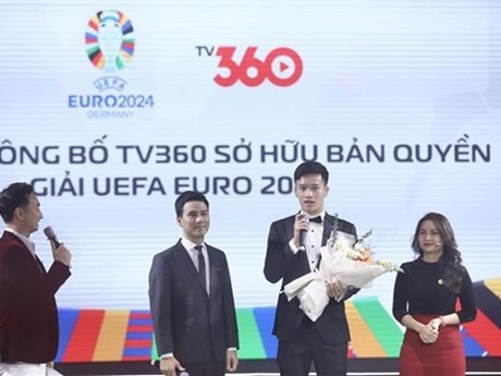 Le joueur Nguyên Hoàng Duc (2e à droite) du Club Viettel a été choisi comme représentant de TV360 lors de l'événement annonçant les droits de diffusion de l'UEFA EURO 2024. Photo : VNA.