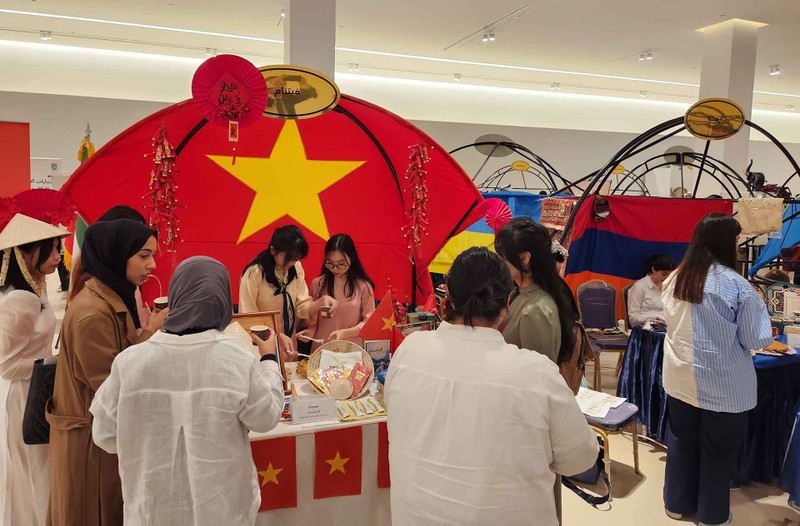 Le stand du Vietnam attire un grand nombre d’amis koweïtiens et internationaux. Photo : baoquocte.vn