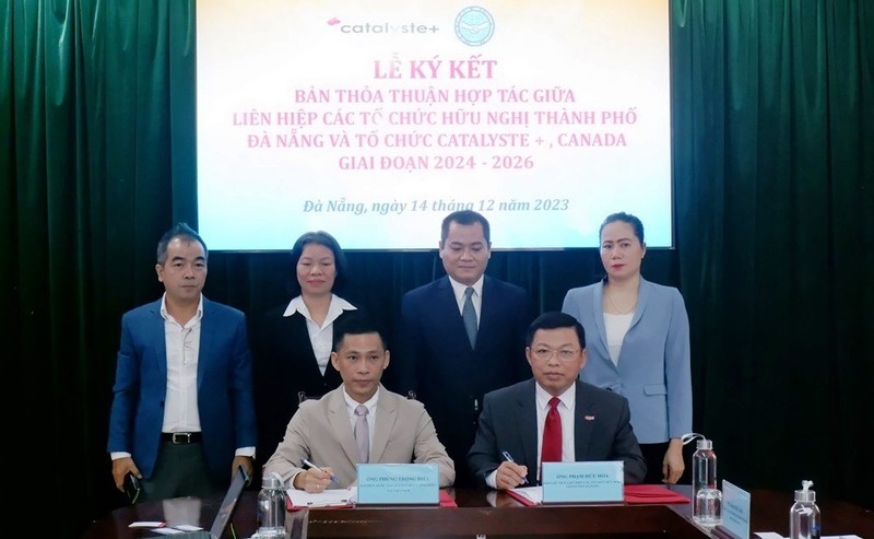 Cérémonie de signature de l'accord de coopération entre l’Union des organisations d'amitié de Dà Nang et CATALYSTE+, le 14 décembre à Dà Nang (au Centre du Vietnam). Photo : danang.gov.vn. 