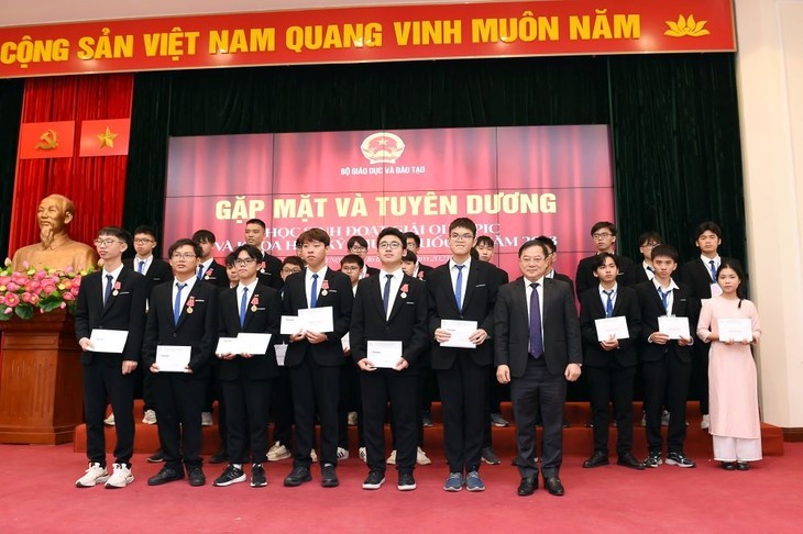 Mise à l'honneur des lauréats vietnamiens des olympiades et des concours scientifiques et techniques internationaux de 2023. Photo : Xuân Quy.