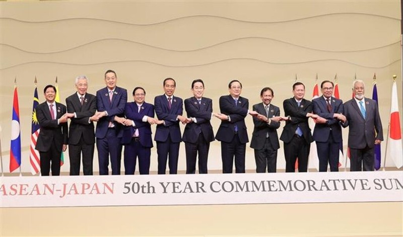 Les délégués posent pour une photo de groupe lors du Sommet commémoratif du 50e anniversaire de l’amitié et de la coopération ASEAN - Japon. Photo : VNA.