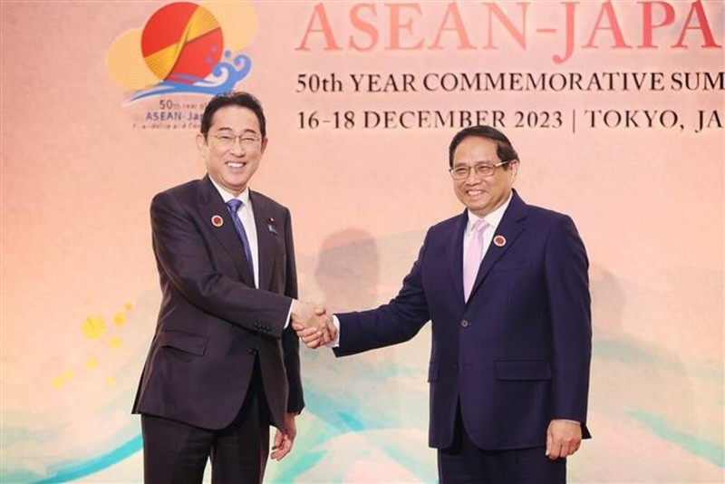 Le PM vietnamien, Pham Minh Chinh (à droite) et son homologue japonais, Kishida Fumio. Photo : VNA.