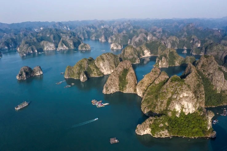 Reliefs karstiques et la vie en baie de Lan Ha. Photo : IStock.