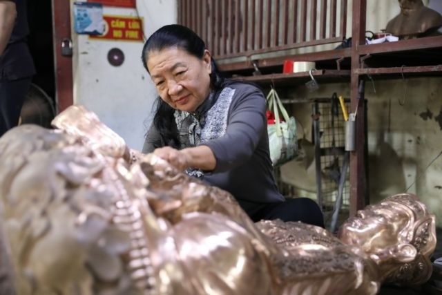 L'artisane Bùi Thi Minh se consacre depuis près de cinq décennies au moulage du bronze. Photo : VNS.