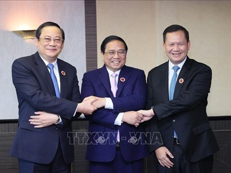 De gauche à droite, les Premiers ministres lao Sonexay Siphandone, vietnamien Pham Minh Chinh et cambodgien Hun Manet. Photo : VNA.