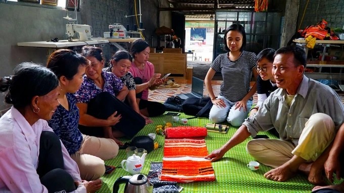 Les jeunes membres du projet Ethnicity Vietnam collectent des modèles de tissage de différentes ethnies du Vietnam. Photo : SGGP.