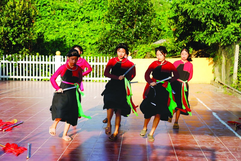 Le chant alterné des Cao Lan, appelé "sình ca", consiste en de courts poèmes récités en musique par les jeunes célibataires. Photo : CVN.